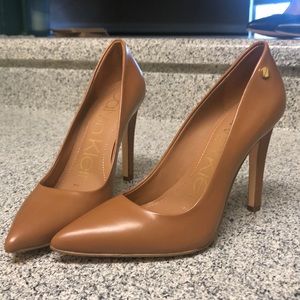 Calvin Klein Brady pump